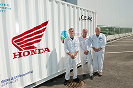 站在集装箱实验室前的项目负责人们（左起 Joel Agner, Dan Cellars, Dan Wells）