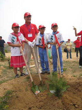 Honda与小学生共创“绿色未来”-兵后本部长与兴和县小学生种树