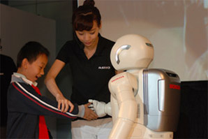 Honda全球最先进类人型机器人ASIMO与武汉小学生共迎“六一”-互相交流