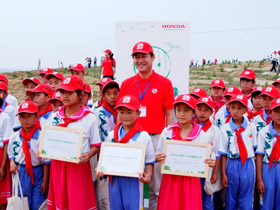 Honda与小学生共创“绿色未来”-颁发证书